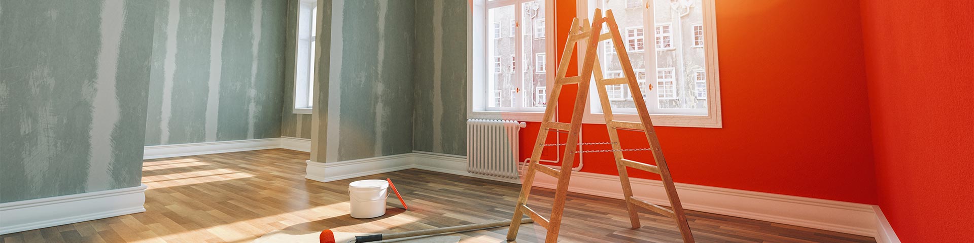 Vorher / Nachher Renovierung Trockenbauwände in einem Zimmer vor und nach der Renovierung, Wände sind in einem warmen Rot/Orange gestrichen