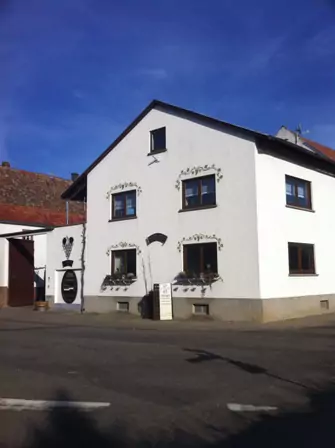 Historische Hausfassade nach Renovierung in Weiß