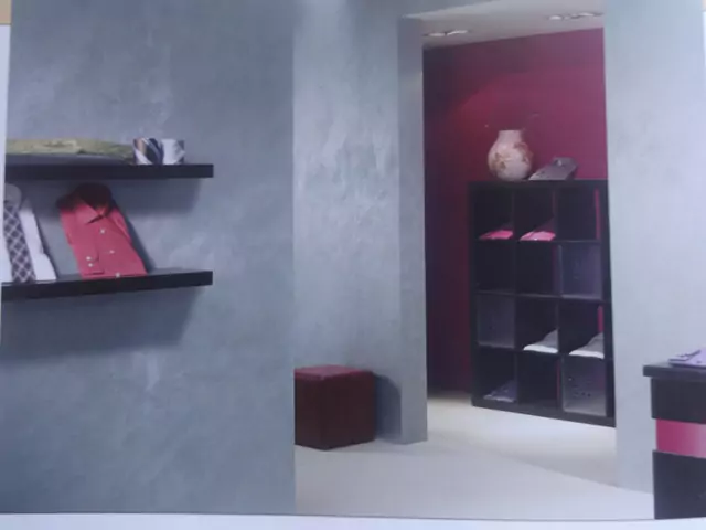 Blick vom Wohnbereich auf eine Kommode in einem Flur einer Wohnung