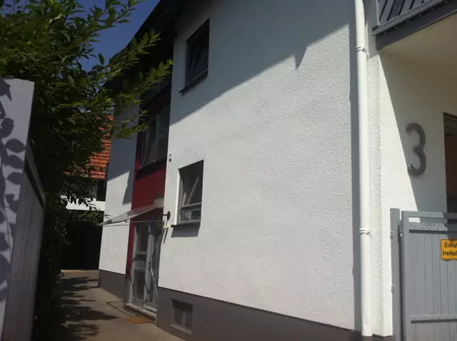Neue weiße Hausfassade mit Seiteneingang
