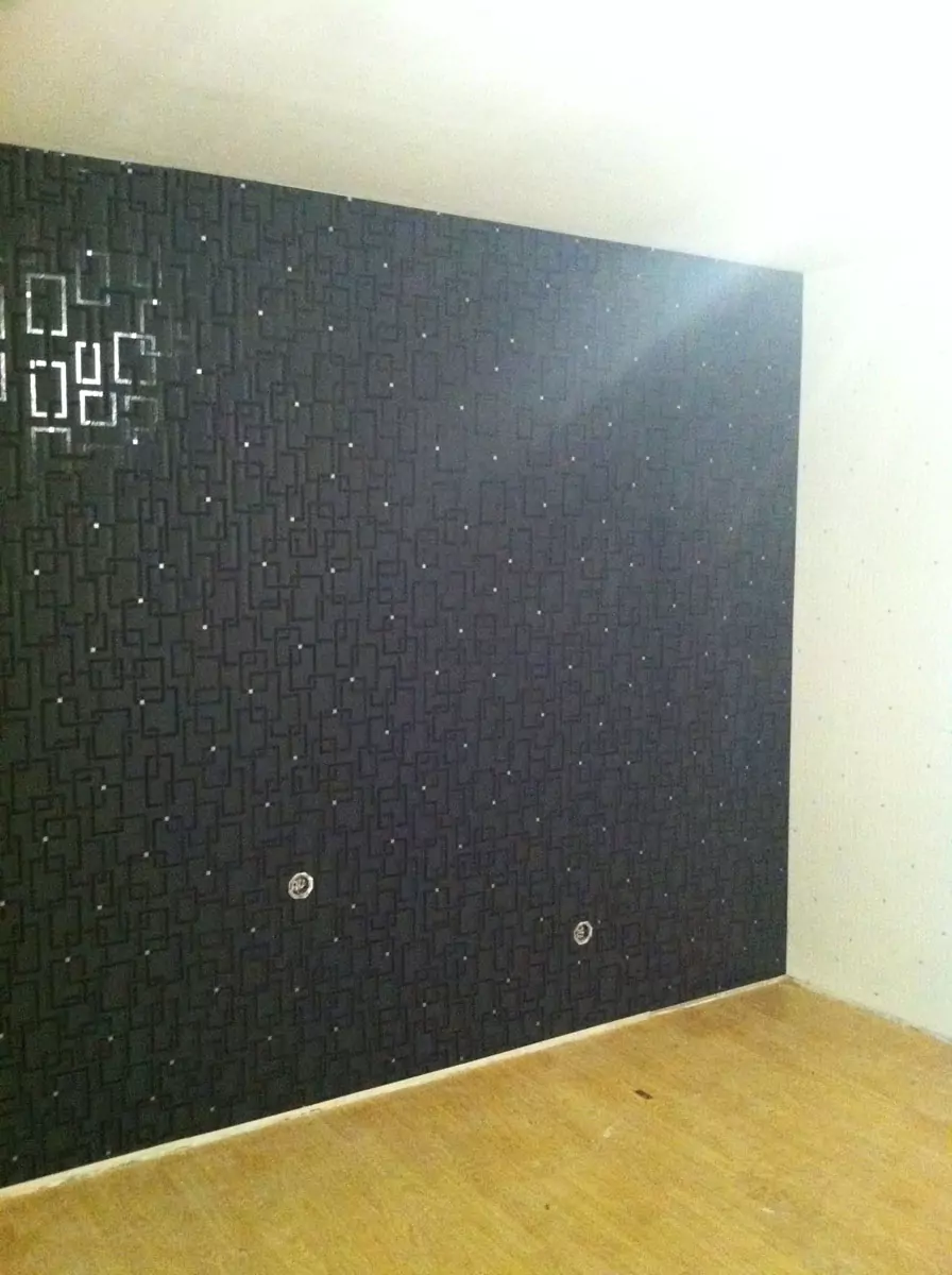 Moderne Wandgestaltung in Schwarz mit geometrischen Mustern und dezenter Glitzeroptik.