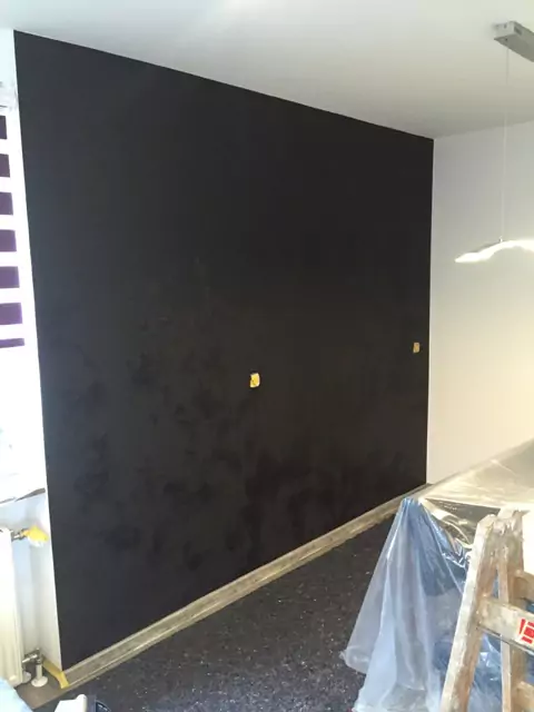 Komplette Wand in tiefschwarz gestrichen, Basis für dekorative Effektgestaltung.
