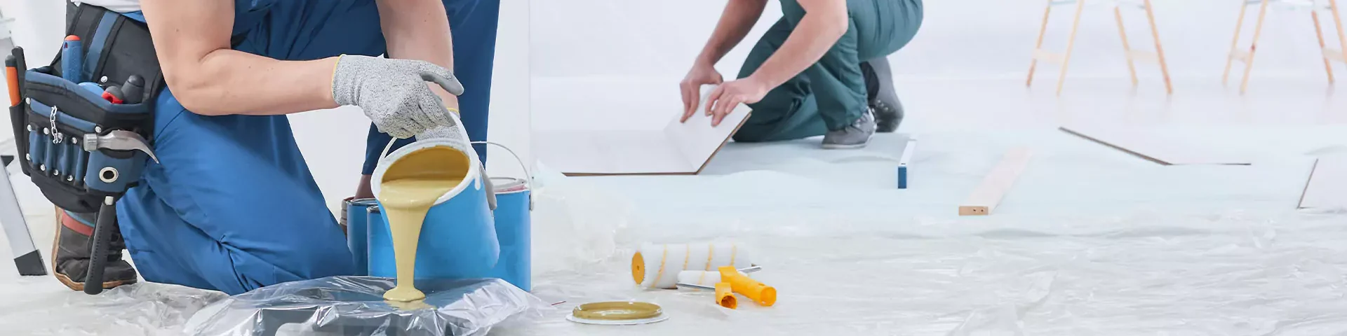 team Malerutensilien (Pinsel, Farben, Farbrollen, Farbfächer) auf einem Holz