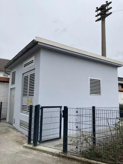 Transformatorstation nach der Sanierung mit frisch gestrichenen Hauswänden, Seitenansicht