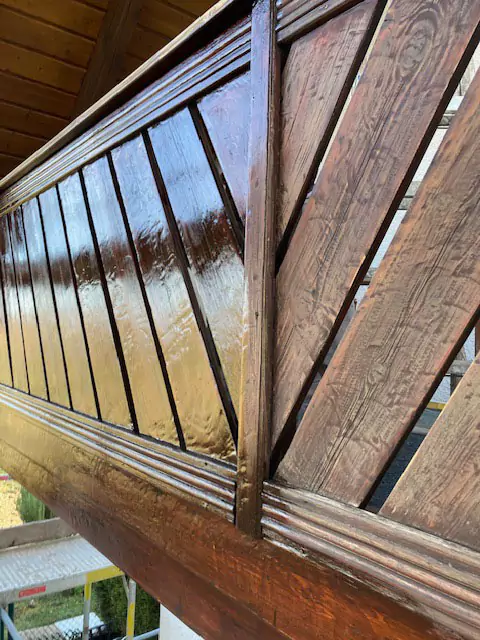 Blick auf ein Balkongeländer aus Holzlatten während der Lackierung