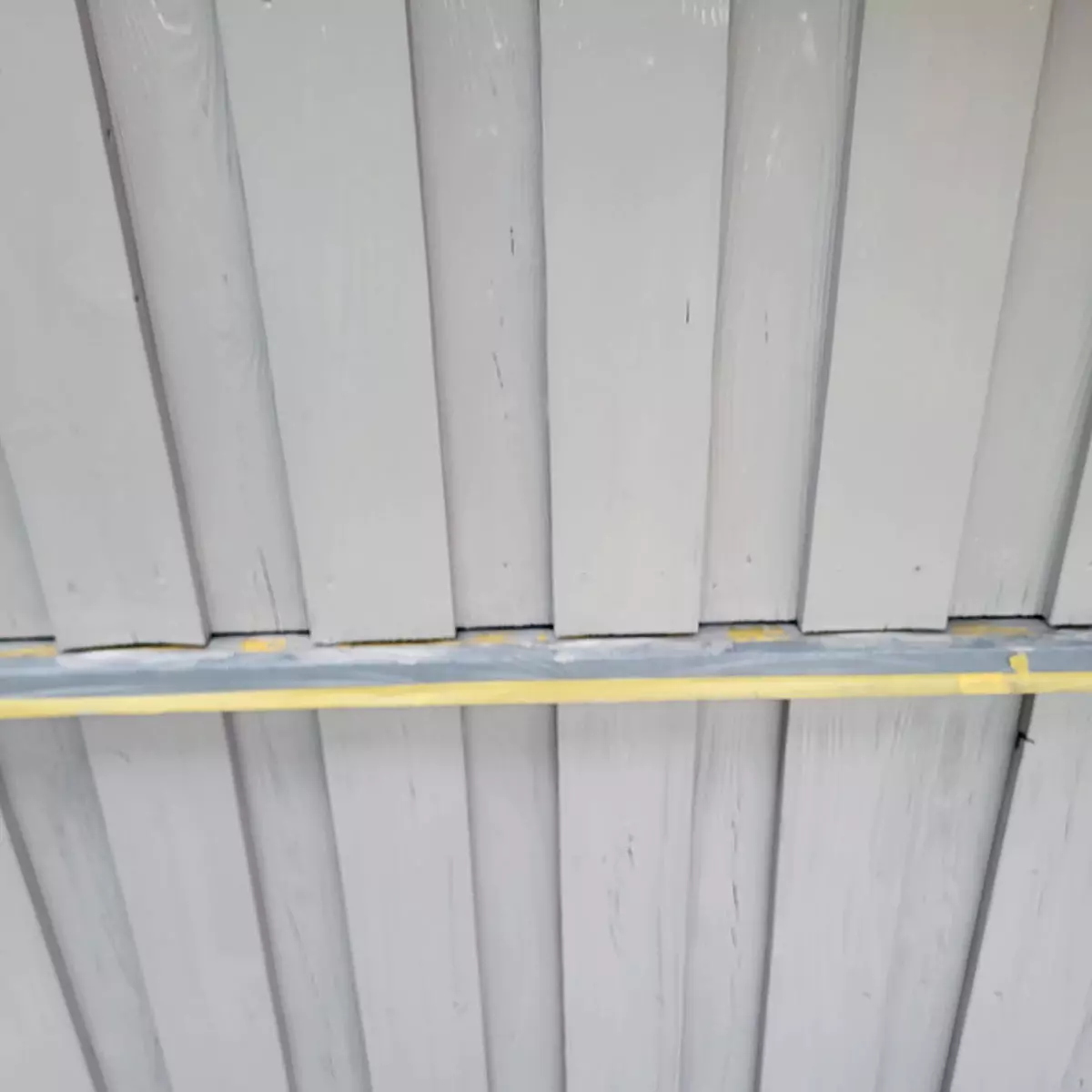 weiß lackierte Holzwand, Nahaufnahme
