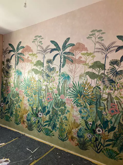 Blick auf eine Wandtapete mit Blumen und Pflanzen